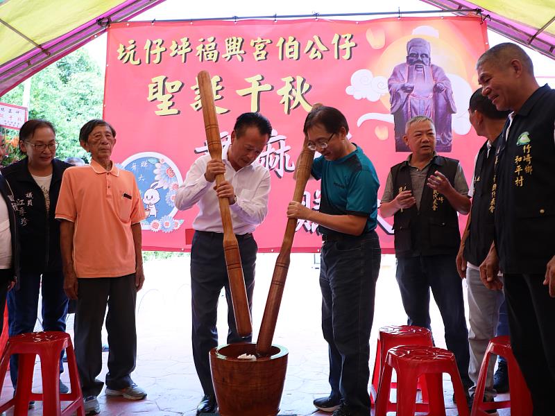 為土地公慶生 竹崎鄉坑仔坪福興宮創意辦搗發財麻糬添好運