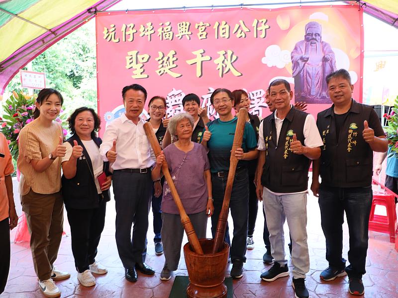 為土地公慶生 竹崎鄉坑仔坪福興宮創意辦搗發財麻糬添好運