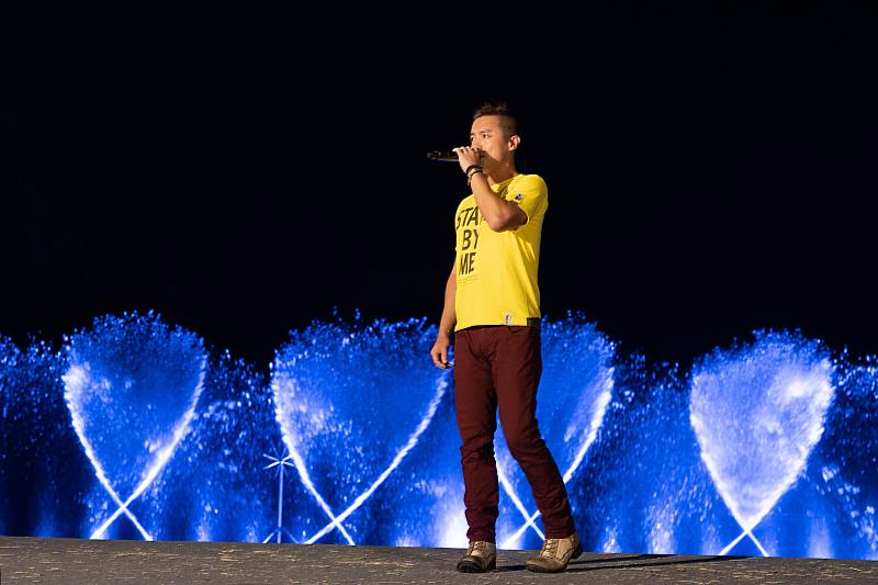 中秋連假臺東限定！「藍海生活節」活水湖夜間水舞氣勢磅礡 饒慶鈴：持續推廣親水活動