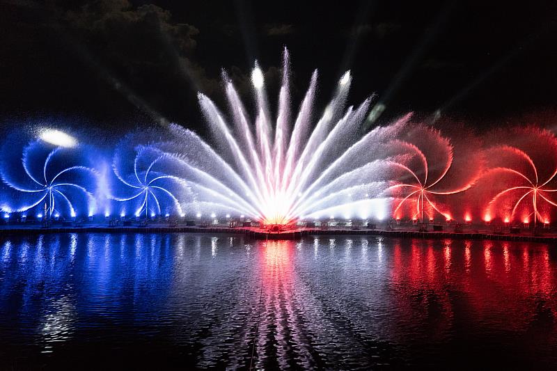 中秋連假臺東限定！「藍海生活節」活水湖夜間水舞氣勢磅礡 饒慶鈴：持續推廣親水活動