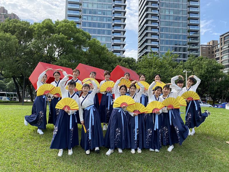 朝陽科大幼保系學子穿著漢服創意快閃，展現畢業專題成果。