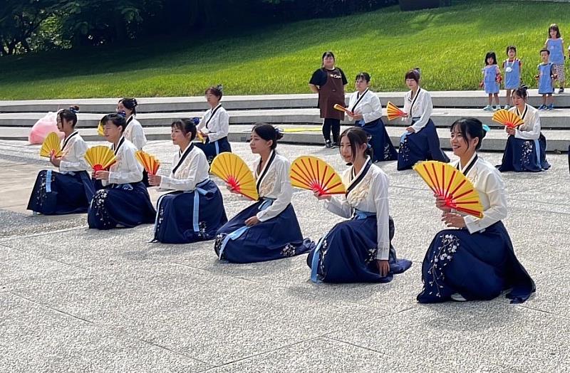 身著漢服的朝陽幼保系學子，呈現古典之美，十分吸睛。