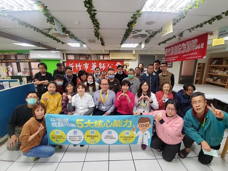 加強市民用藥安全，衛生局至學校、社區及關懷據點等宣導。