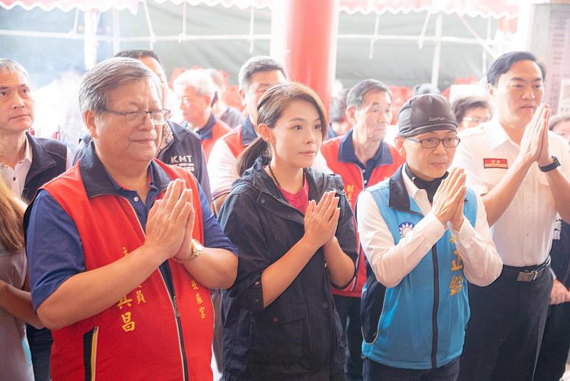 高市長至北辰宮上香祈福，祈求竹市風調雨順、市政順利。