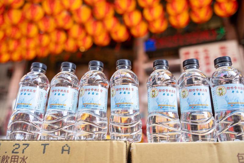 北辰宮委員們的熱心善舉，讓消防同仁們擁有最充足的水分補給來源。