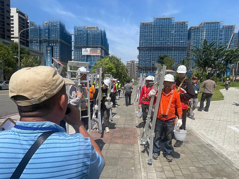 學員們於新店十四張歷史公園參訓、整裝待發準備進行實作測驗,以了解測驗流程