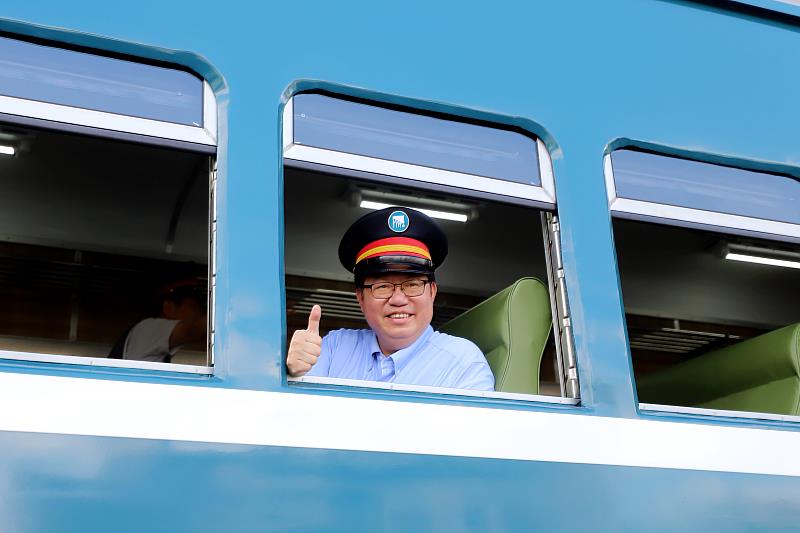 行政院副院長鄭文燦登上藍皮柴油客車。