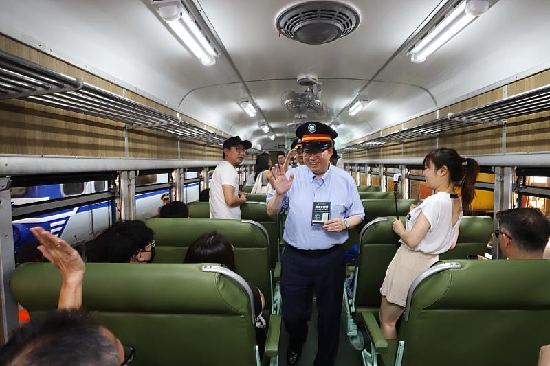 行政院副院長鄭文燦登上藍皮柴油客車，向車上民眾親切打招呼。
