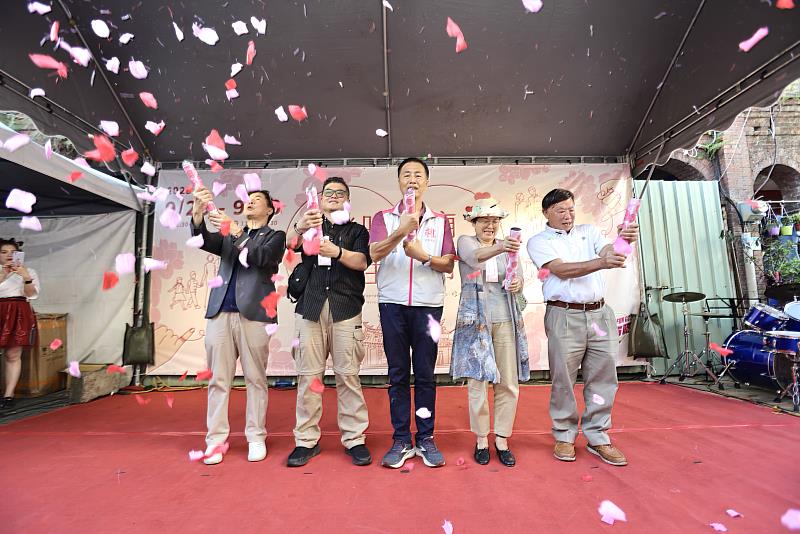 「桃味大廟。人生大市」市集開幕活動貴賓雲集，由桃園市政府經濟發展局張誠局長(左三)、博愛商圈張得均創會理事長(左二)、蘇美樺理事長(左四)、祥儀企業股份有限公司蔡逢春董事長(左五)、財團法人中衛發展中心袁威五副總經理((左一)等，一同以彩花拉炮祝福活動圓滿順利。