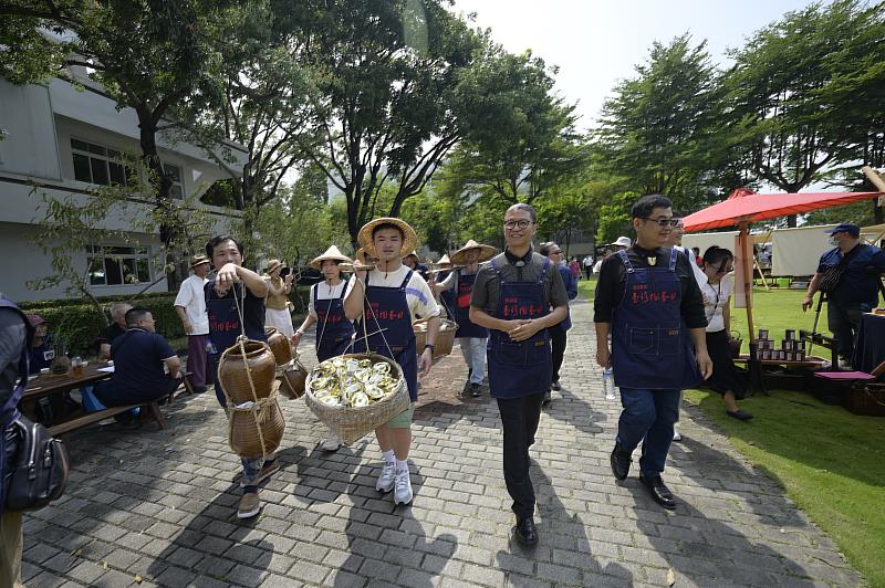 「挑硘巡禮」邀請全國多組知名的師徒（父子）檔陶藝家與工藝中心主任陳殿禮(右2)共同「挑硘」沿街沿鄉叫賣作為活動開場。