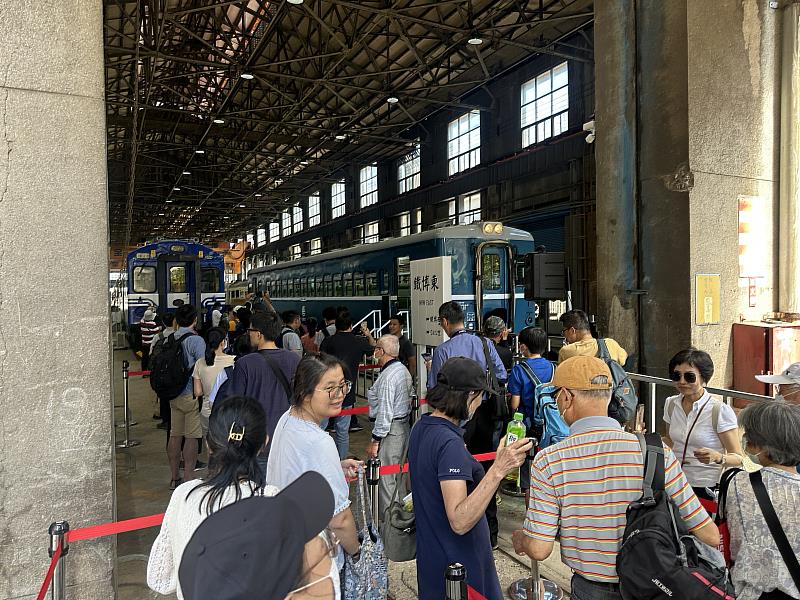 鐵博展區以修復完成的DR2303號藍皮柴油客車，推出號稱「臺北市唯一在地表行駛的火車」試乘體驗，吸引滿滿人潮。