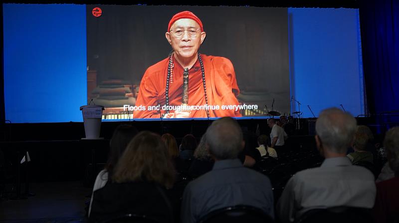 Master Hsin Tao, Founder of the Museum of World Religions, delivered a compelling message to the audience at the Climate Action Forum. He appealed for a collective awakening through the rediscovery of spirituality as the key to addressing the critical issues of ecology and sustainability.（Photos courtesy of LJM）