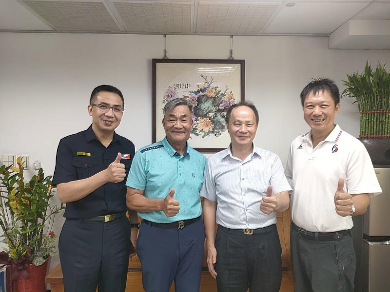 義警理事長吳文福慰勞執勤員警