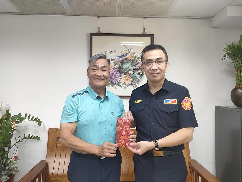 義警理事長吳文福慰勞執勤員警