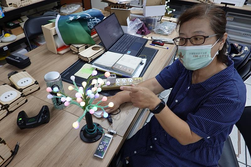 團隊成員展示輔具製作成果