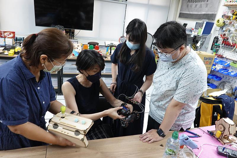 林千玉教授與團隊成員研發製作輔具