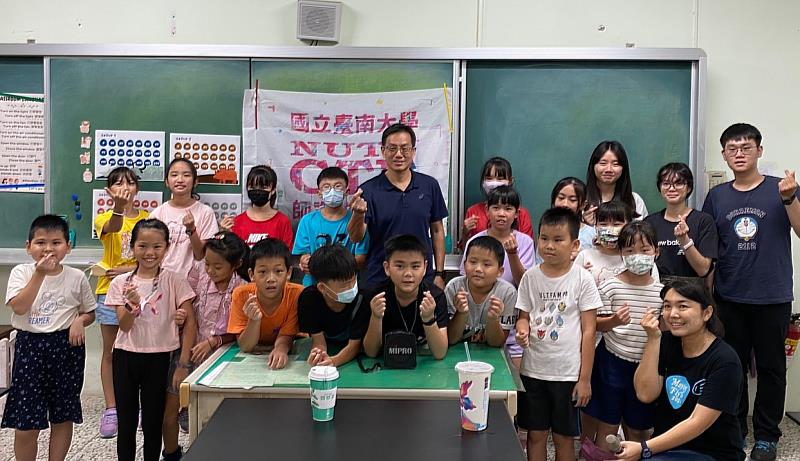 南大學師資生與東陽國小師長和學童合照