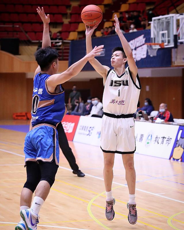 余祥平為義守大學男籃主力，在教練謝玉娟鼓勵下，投入籃球3對3賽事，藉此提升個人戰力成就亞運金牌之路(照片來源：義守大學提供)。