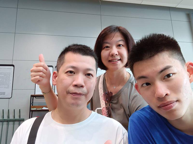 余祥平父母余炎明、王薇玲愛相隨，自費前往杭州亞運為愛子加油，成為最佳加油團(照片來源：義守大學提供)。