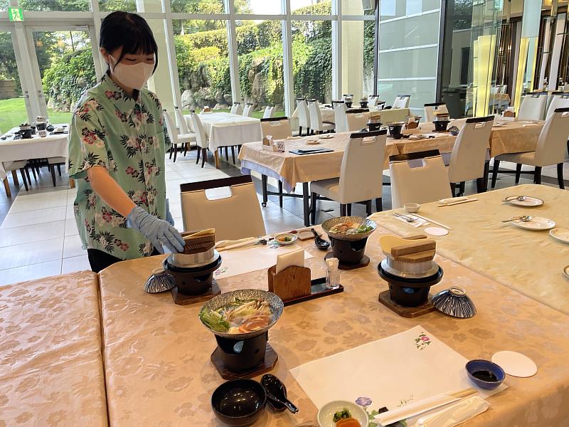 餐飲系三年級鄭喬徽於牧歌飯店體驗餐桌擺盤等日式餐飲實務技能