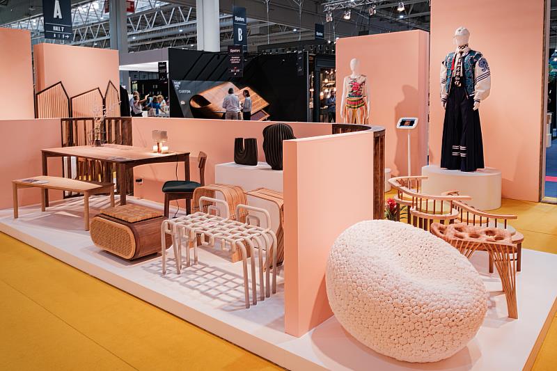 以臺灣當代工藝為核心，展出作品包含「Conceptual_Crafts」（概念工藝）、「Brand_Crafts」（品牌工藝）和「Fashion_Crafts」（時尚工藝），呈現多元紛呈的臺灣工藝。