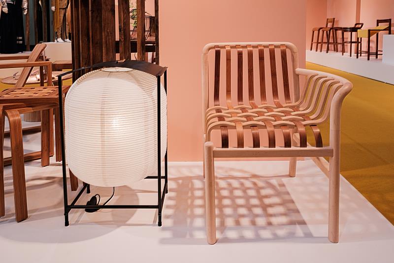 Lattice_chair_為工藝中心近年人才培育研創之作品，將竹藝融入了木作，把竹與木兩種材料編織在一起，透過編織的方式同時保留了竹的彈性與曲木的剛性。