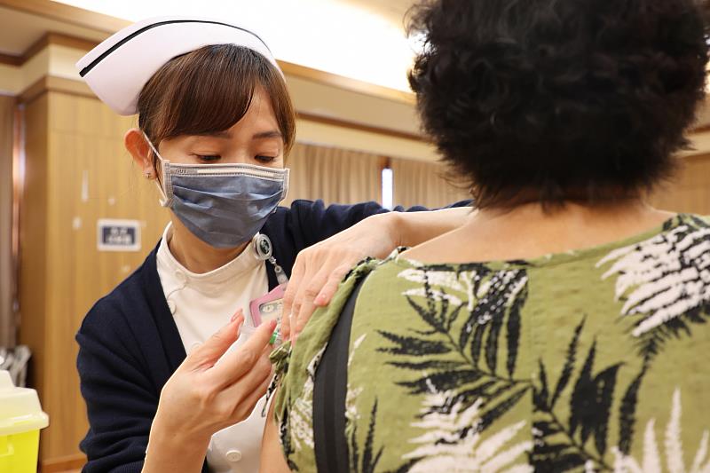 流感好發季節即將來臨，花蓮慈濟醫院在10月2日，正式開始施打公費流感疫苗，首日為65歲以上長者集中施打場次，預計為250名長者接種疫苗。