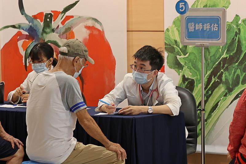家庭醫學部醫師黃奕翔(右)表示，長者得到流感的重症風險較高，接種流感疫苗可以降低6成的重症風險，避免感染後疾病惡化出現嚴重併發症。