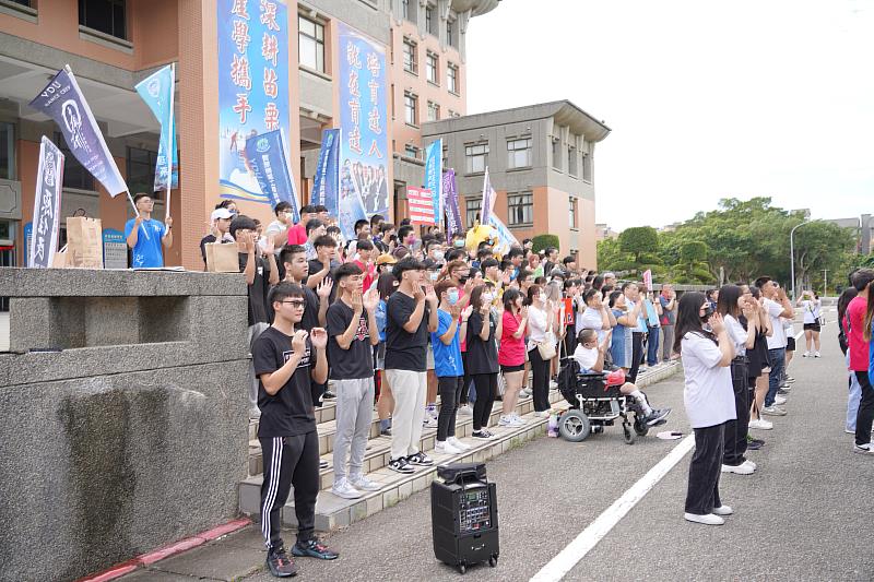 吳菊校長與學生們一起舞動活力，三好校園早操