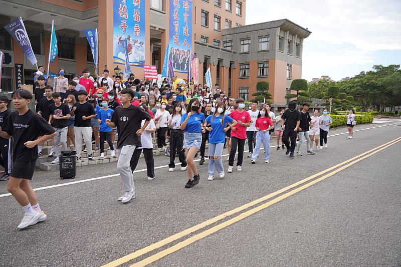 三好校園早操由學生會幹部帶領舞動