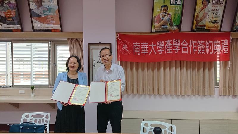 南華大學林辰璋副校長(右)與安道基金會吳敏華執行長(左)簽署產學合作協定。