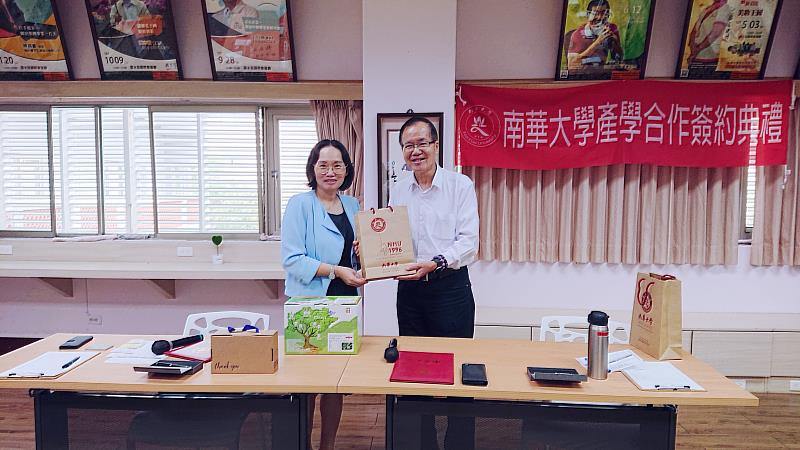 南華大學林辰璋副校長(右)致贈紀念品予安道基金會吳敏華執行長(左)。