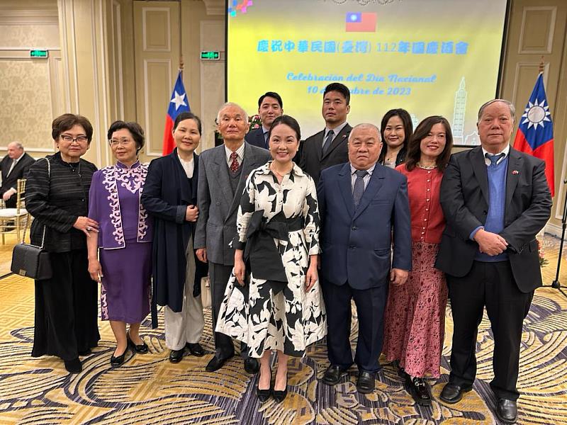 駐智利代表處劉代表聿綺與旅居智利的台灣僑領們在慶祝中華民國112年國慶酒會活動中合影