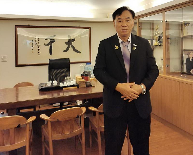中華民國健康促進與社福永續協會張火木理事長,號召大千藝術中心與U.CR+以洪啟義「如意書法墨寶」主辦公益特展。
