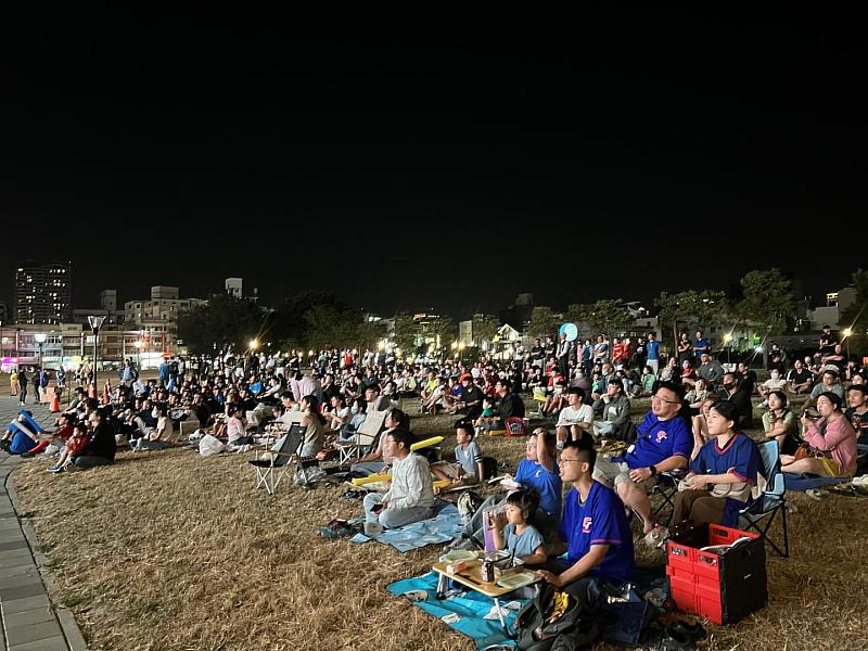 圖2：台韓大戰熱血沸騰 4:0完封南韓 竹市逾500名民眾齊聲歡慶