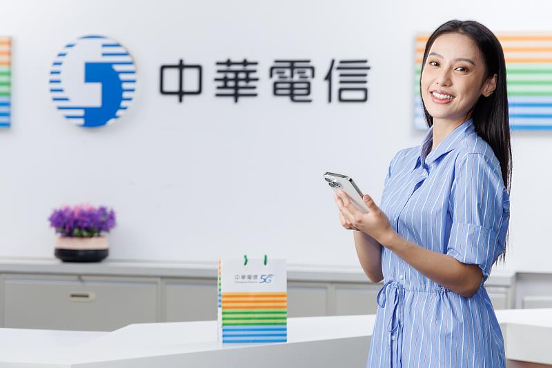中華電信率先推出iPhone及iPad多款機型免掃QRcode驗證就能下載eSIM的升級服務，鼓勵消費者申辦eSIM，減少製作實體SIM卡塑料。