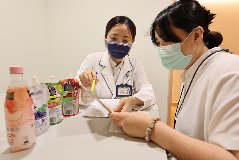 營養師鄭穎倢教同仁看食品營養標示，了解熱量計算方式。