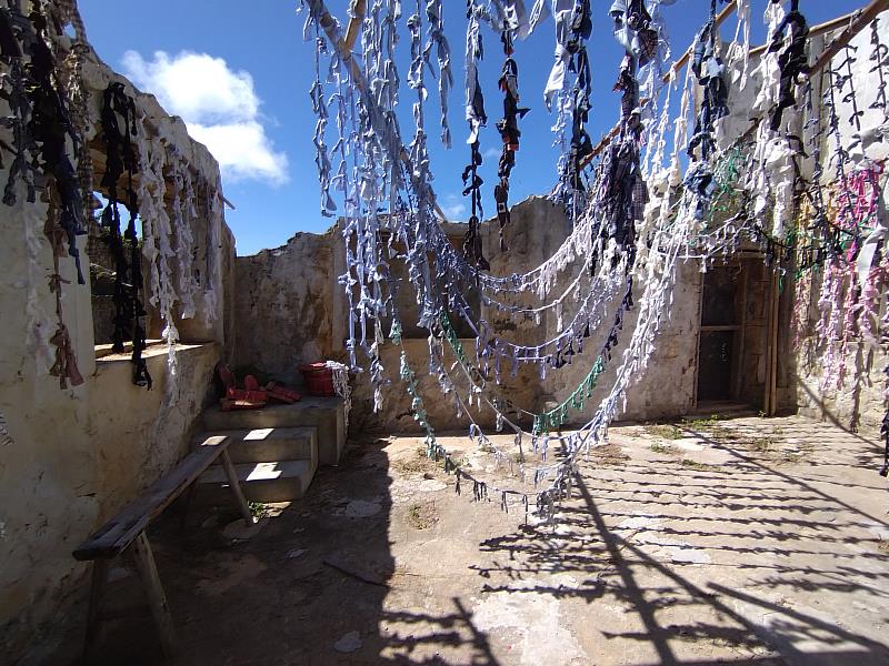 羅嘉惠現地創作多彩舊衣結串裝置作品