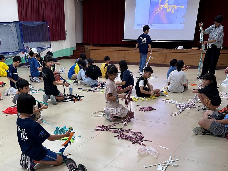 學童參與羅嘉惠的陳衣往事工作坊進行舊衣結串的創作