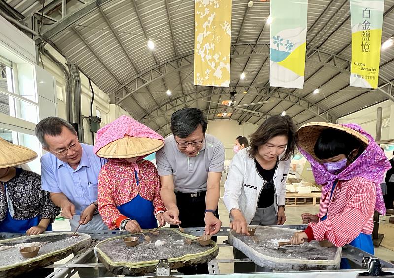 貴賓與七股區龍山國小學童受邀參加「白金鹽憶 臺灣鹽業檔案特展」開展典禮，並著復古鹽工裝體驗收鹽，七股鹽山鹽業文化內容豐富，老少「鹹」宜。