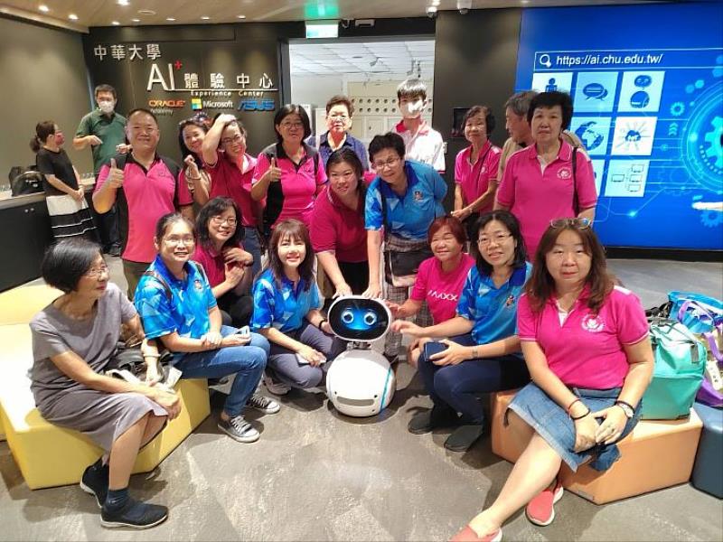 圖/馬來西亞代表團參觀中華大學的AI體驗中心，對於能透過與智能機器人互動，了解台灣智能產業的發展與趨勢覺得相當有趣。