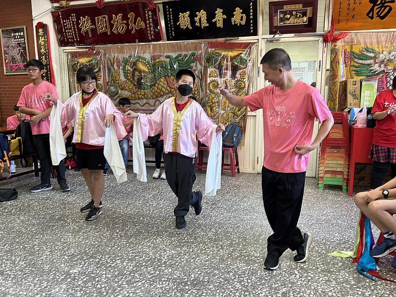 新竹縣新埔鎮文山國小師生至新北市北管戲曲保存者「林口樂林園」進行傳藝交流