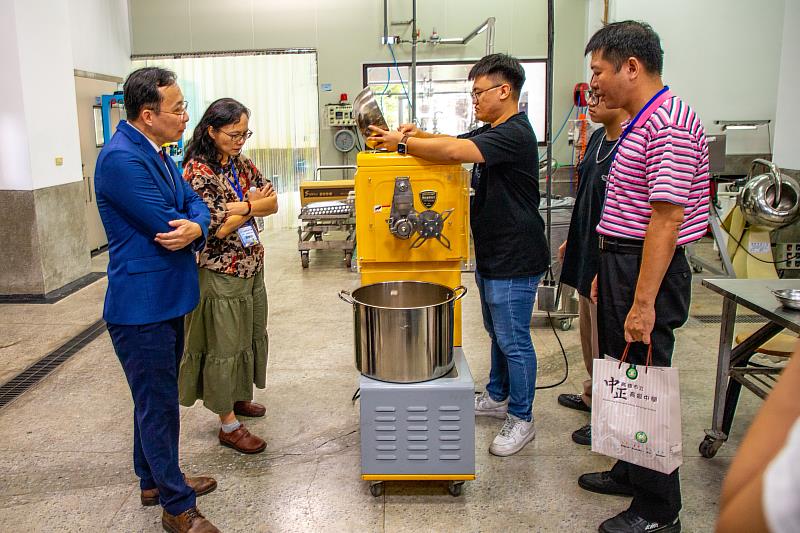 中正高中貴賓參觀水產食品實習大樓，展示教學設施及環境，共同探索海洋教育的未來。