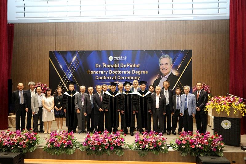 中國醫藥大學「112學年度名譽博士頒授典禮」與會貴賓合影