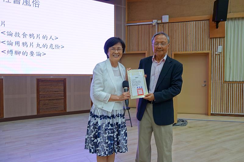 南大人文學院邱敏捷院長感謝杜正勝院士蒞校演講