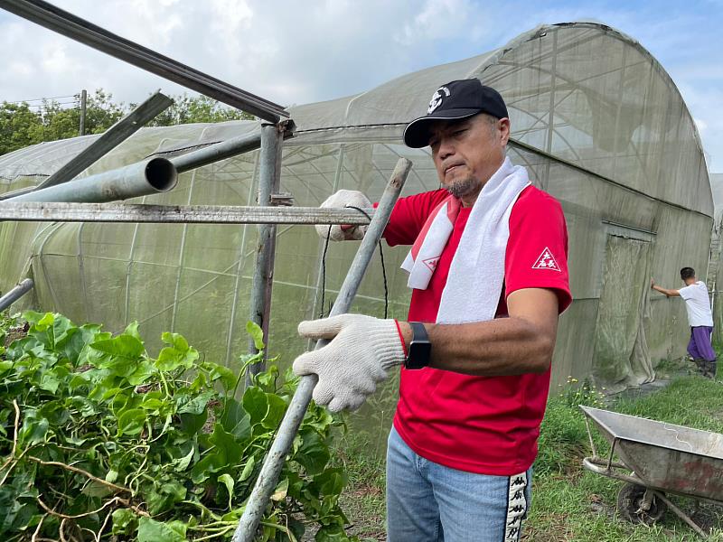 阿漢私廚蔡老闆邀請大店長的夥伴們，參與本次災後復原行動，自己也戴上手套撩下去拆