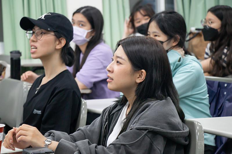 圖二：學生認真觀賞曾英庭的作品《高山上的茶園》。（世新大學提供）