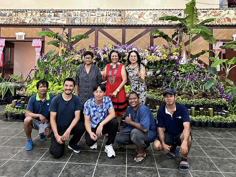 駐帛琉黎大使倩儀（後排右）與帛琉南女王（後排中）及我駐帛琉技術團同仁在台灣蘭花展前合影