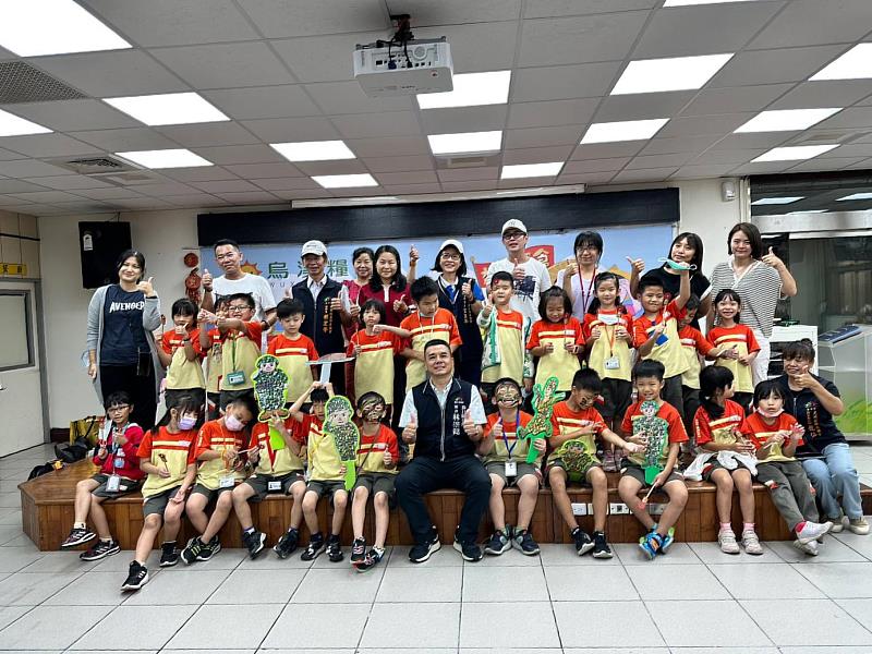 臺中烏日區長林崇懿代表媽媽市長盧秀燕，出席本區社造中心活動，與社區同樂