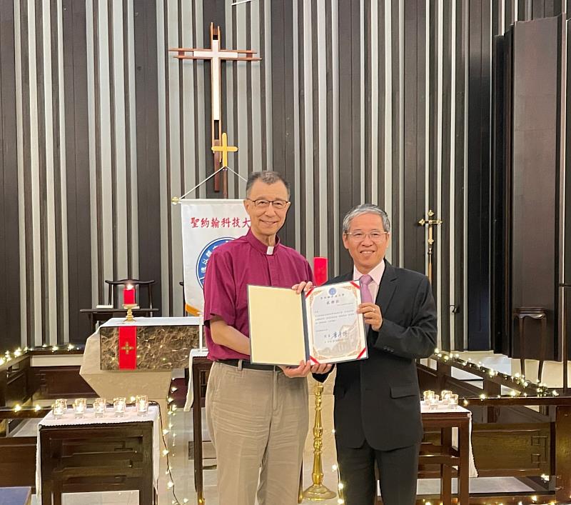 唐彥博校長（右）致贈感謝狀給張員榮主教（左），感謝台灣聖公會對聖約翰科大的支持。